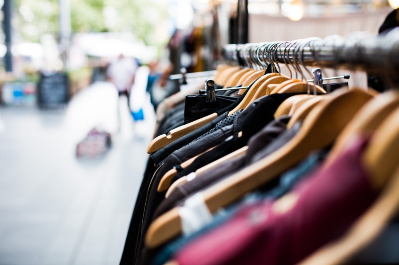 vente-LORGUES-min_blur_close_up_focus_hanger_jacket_market_people_rack-1176303