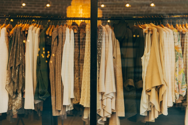 vente-LORGUES-min_clothe_fashion_store_shop_window_store_front-21277