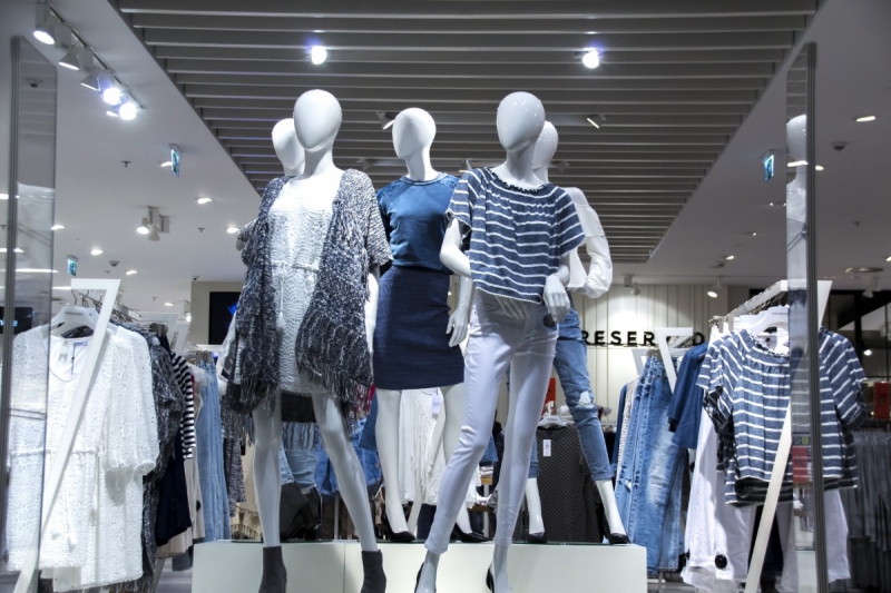 vente-LORGUES-min_shopping_mall_shop_windows_fashionable_clothes_feminine_weakness_the_temptation_slender_women_mannequin_lifestyle-1044785