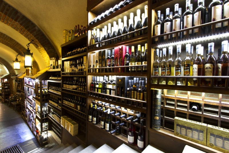 vente-LORGUES-min_world_street_travel_shop_canon_georgia_wine_bottles-429767